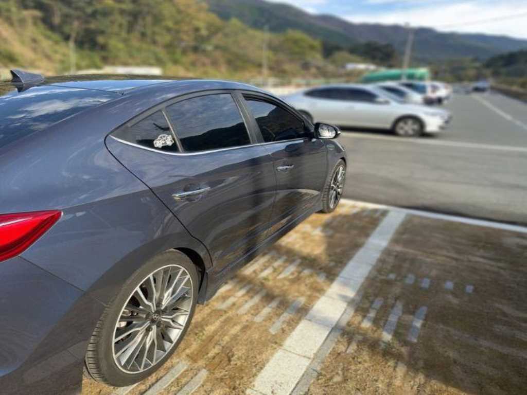 HYUNDAI Avante - Vista 3