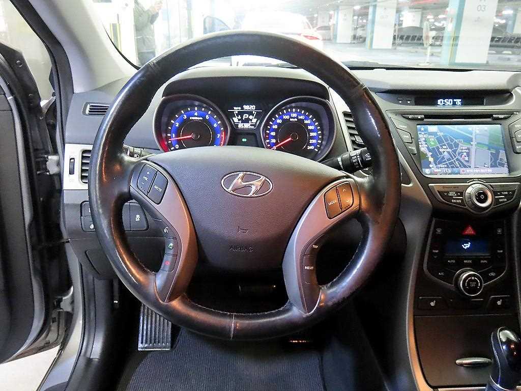 HYUNDAI Avante - Vista 7