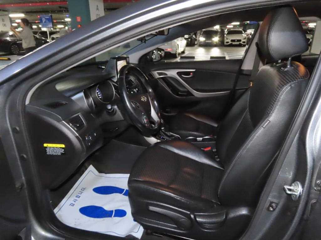 HYUNDAI Avante - Vista 8