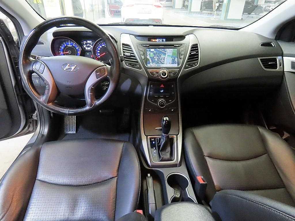 HYUNDAI Avante - Vista 9