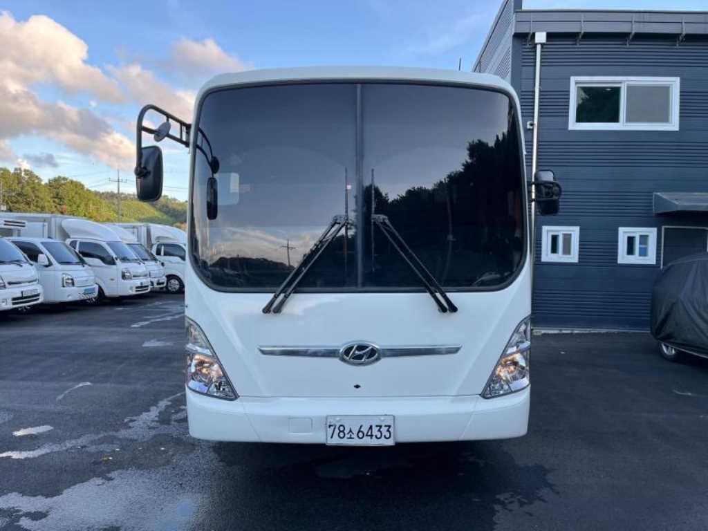 medium and large bus Medium-sized Hyundai Bus 2015 Blanco - Importación desde Corea - HF Imports Iquique - Foto 1