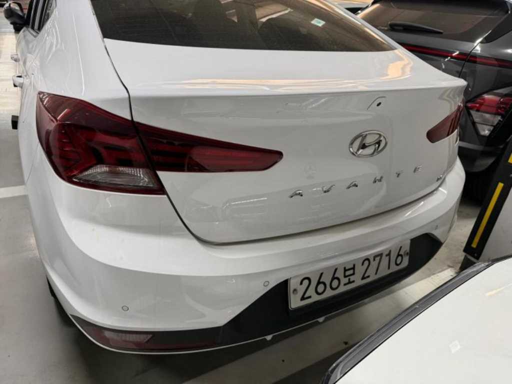 HYUNDAI Avante - Vista 2