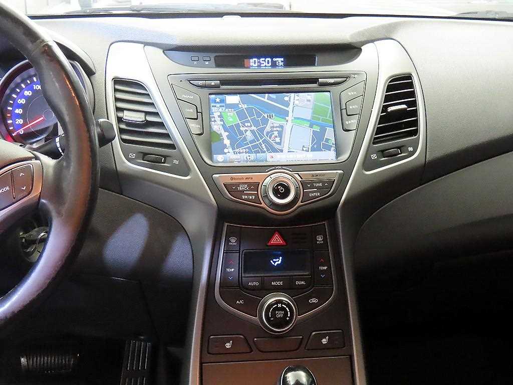 HYUNDAI Avante - Vista 10