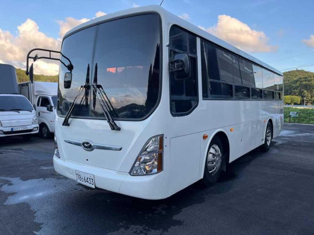 medium and large bus Medium-sized Hyundai Bus - Vista 4
