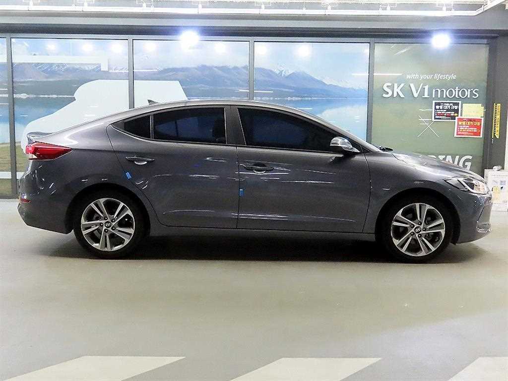HYUNDAI Avante - Vista 3