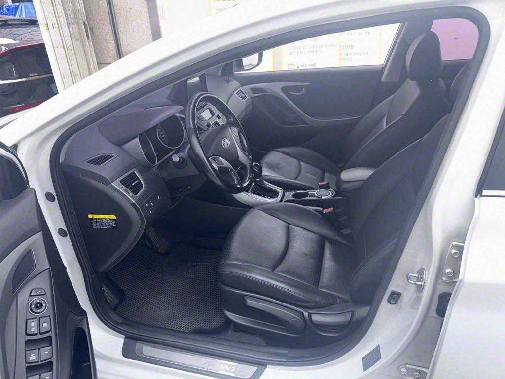 HYUNDAI Avante - Vista 5