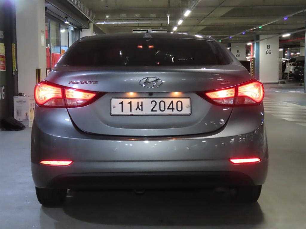 HYUNDAI Avante - Vista 5