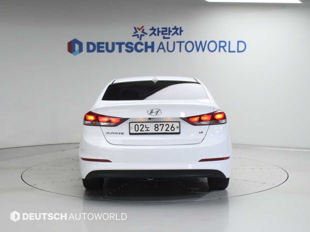 HYUNDAI Avante - Vista 4