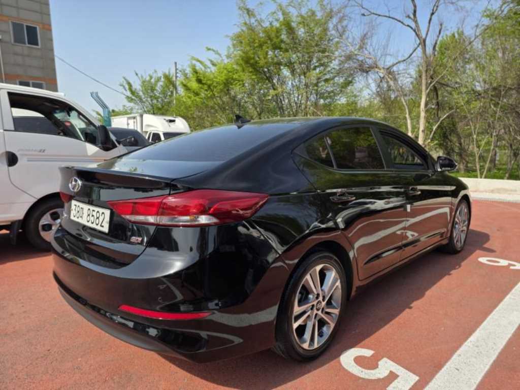 HYUNDAI Avante - Vista 4