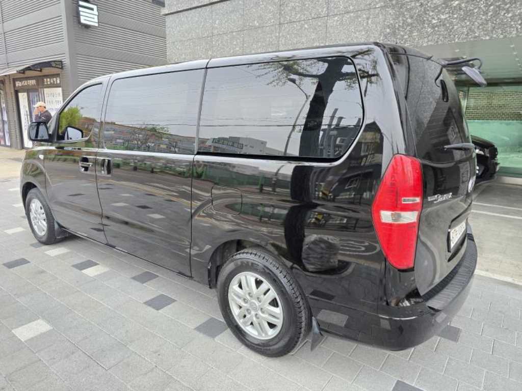 HYUNDAI Starex - Vista 6