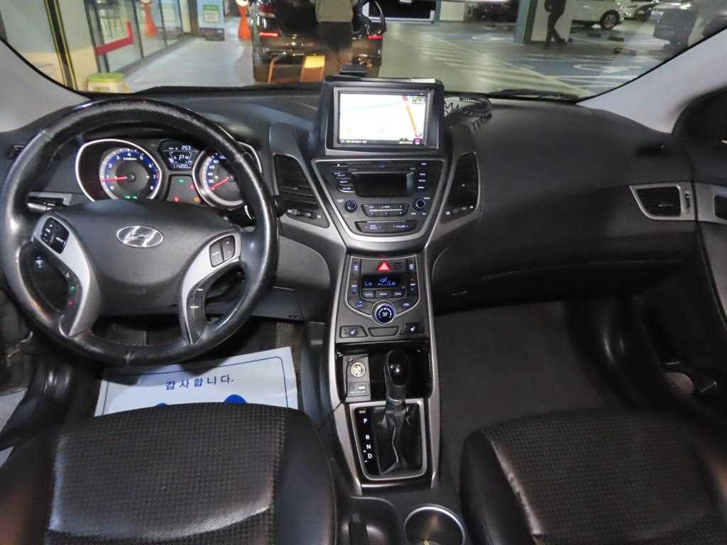 HYUNDAI Avante - Vista 12