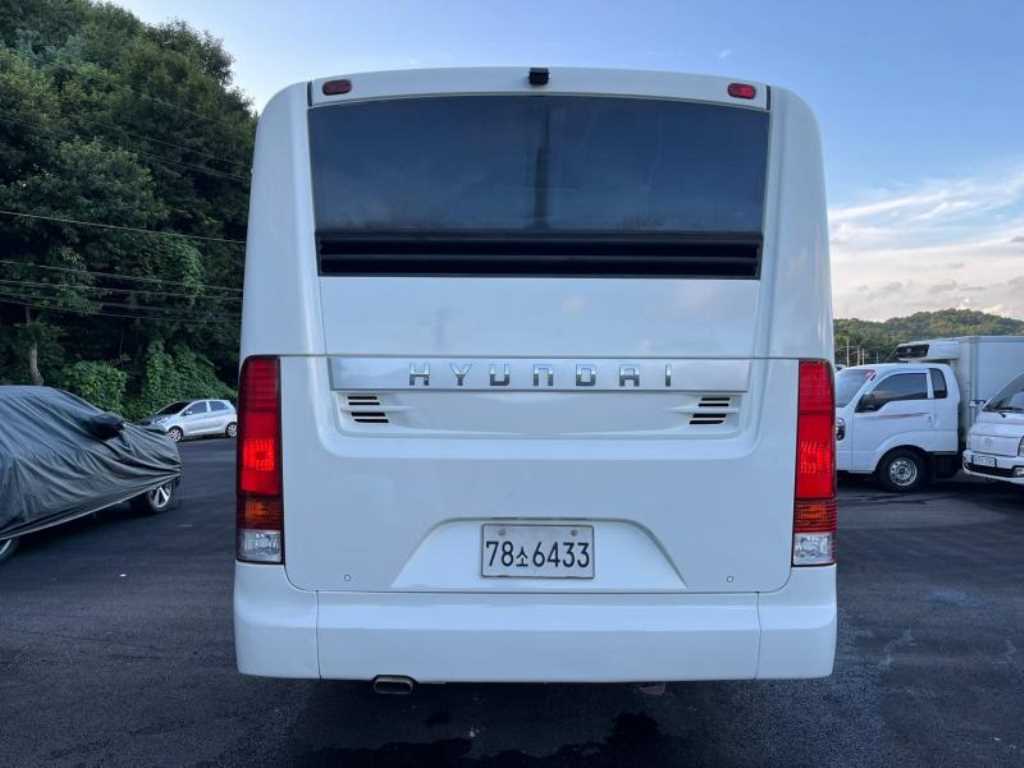 medium and large bus Medium-sized Hyundai Bus - Vista 5
