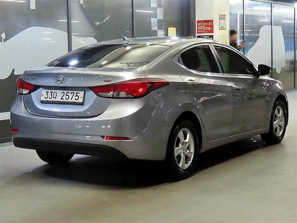 HYUNDAI Avante - Vista 3
