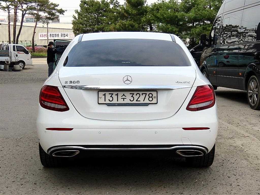 Mercedes Benz E class - Vista 4