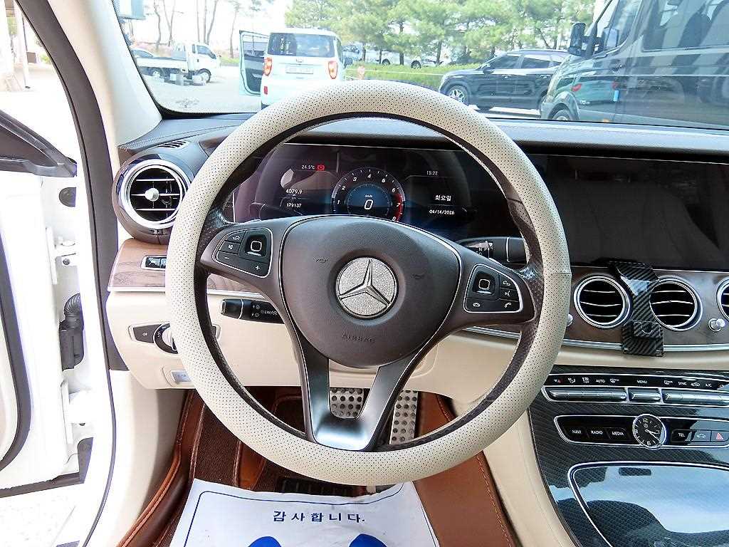 Mercedes Benz E class - Vista 8