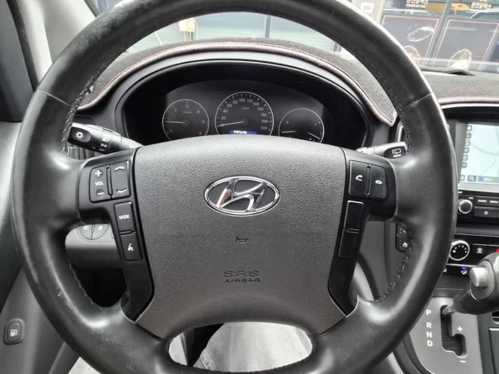 HYUNDAI Starex - Vista 6