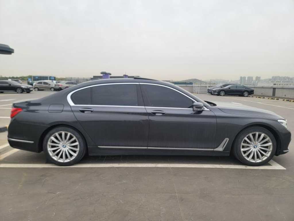 BMW 7 Series - Vista 5