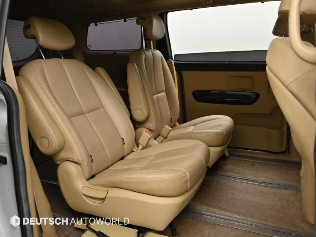 KIA Carnival - Vista 12