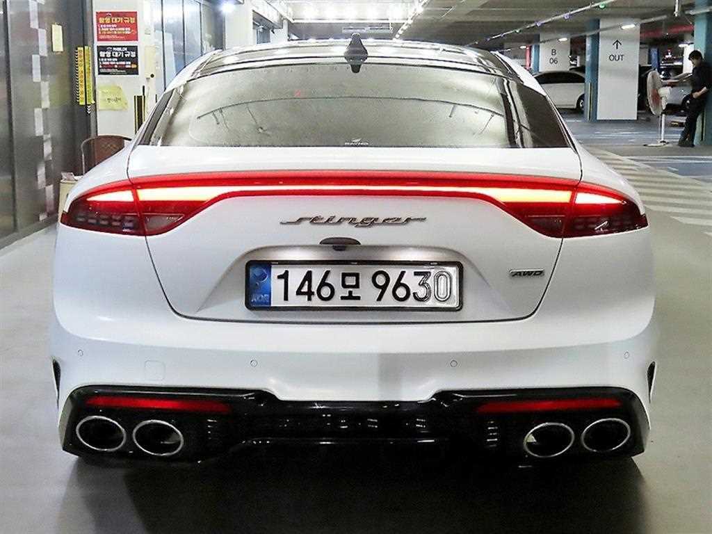 KIA Stinger - Vista 5