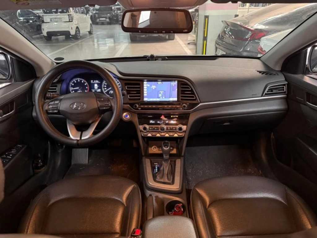 HYUNDAI Avante - Vista 5