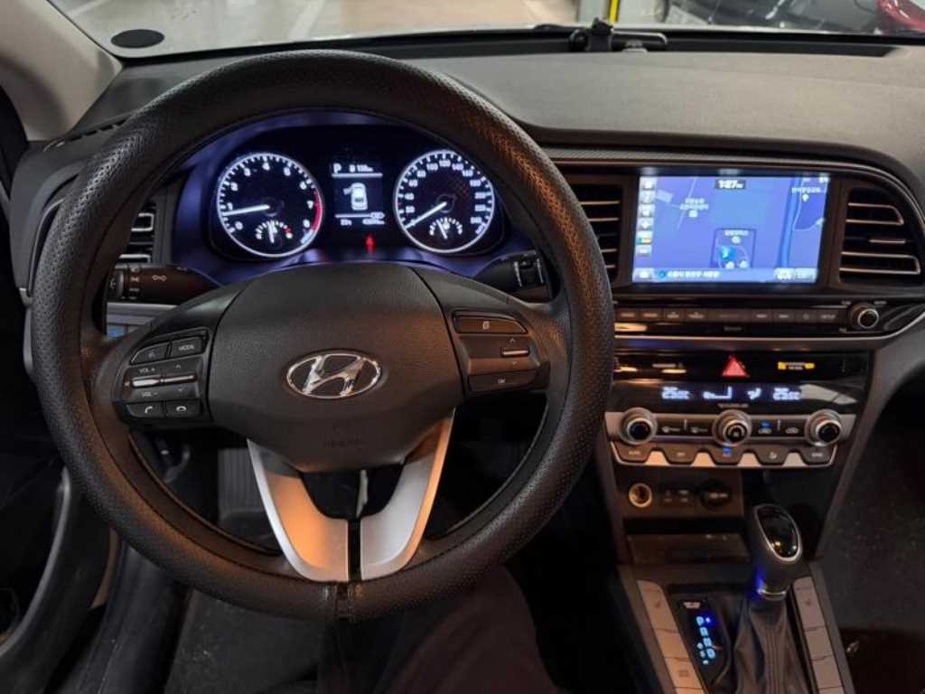 HYUNDAI Avante - Vista 3