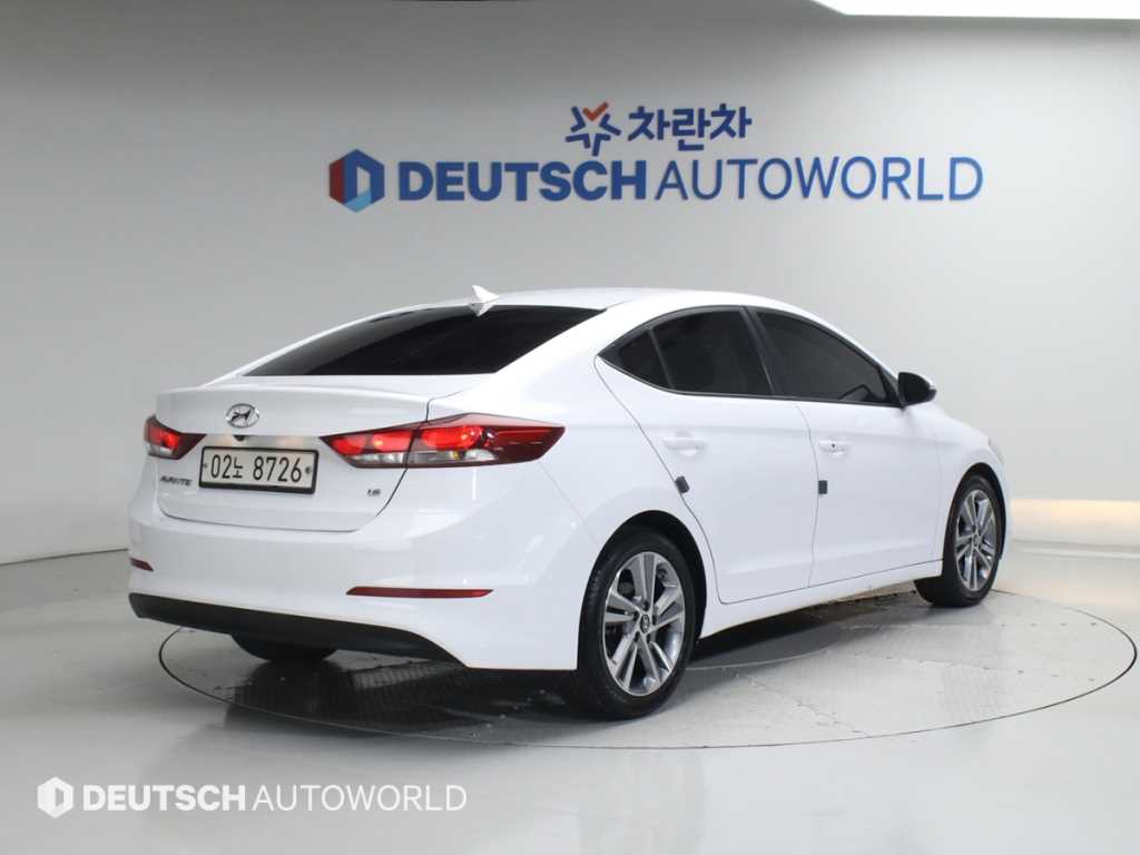HYUNDAI Avante - Vista 2