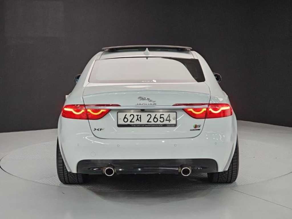 Jaguar XF - Vista 4
