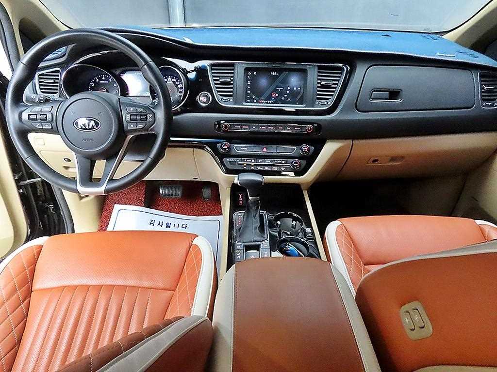 KIA Carnival - Vista 7