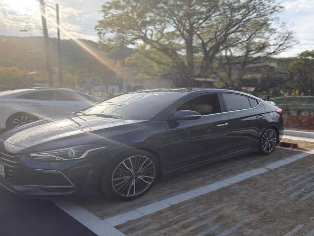 HYUNDAI Avante - Vista 2