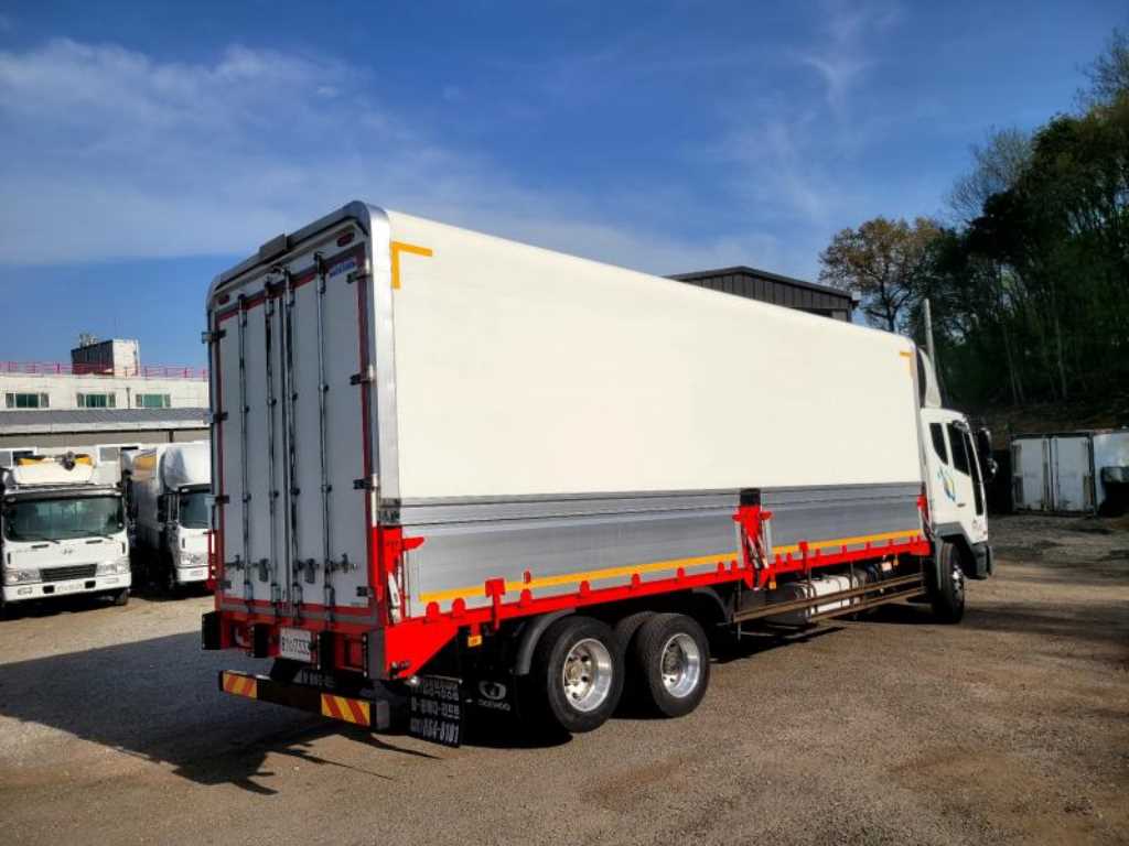 medium and large cargo truck - Vista 3
