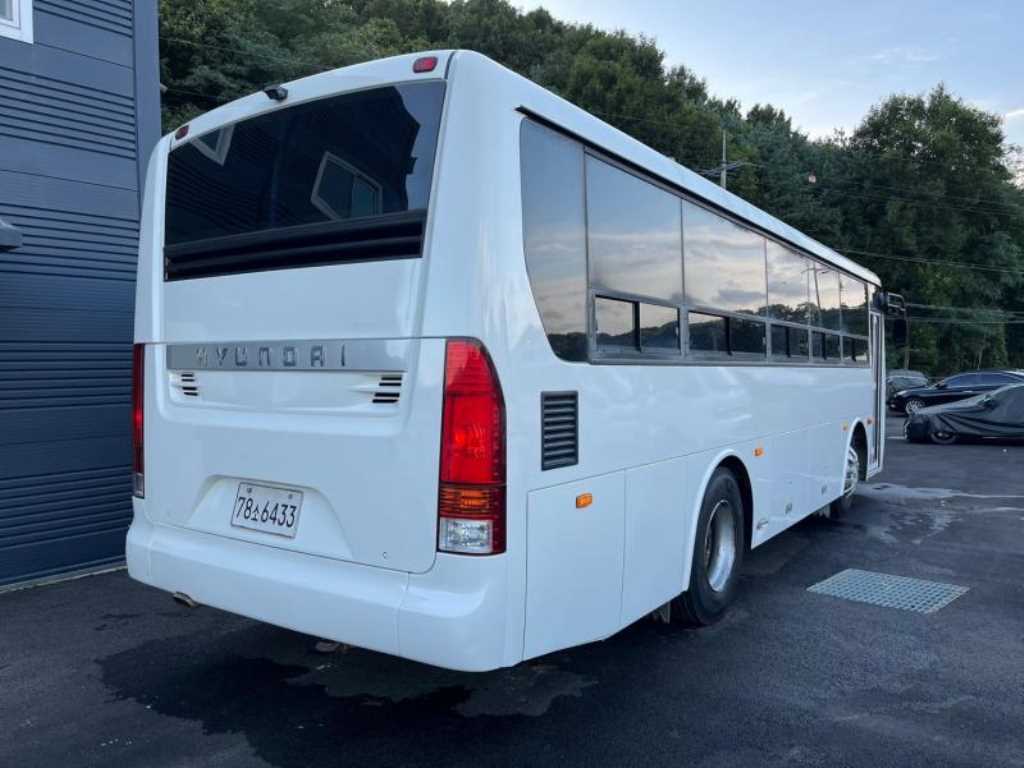 medium and large bus Medium-sized Hyundai Bus - Vista 6