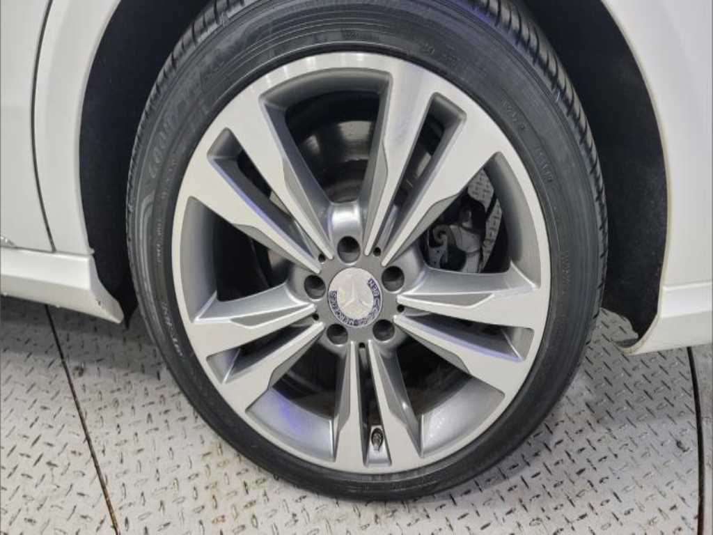 Mercedes Benz E class - Vista 8