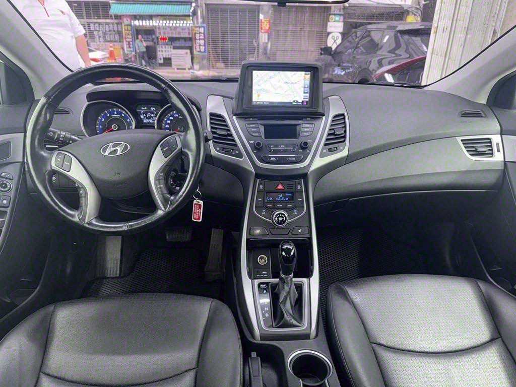 HYUNDAI Avante - Vista 7