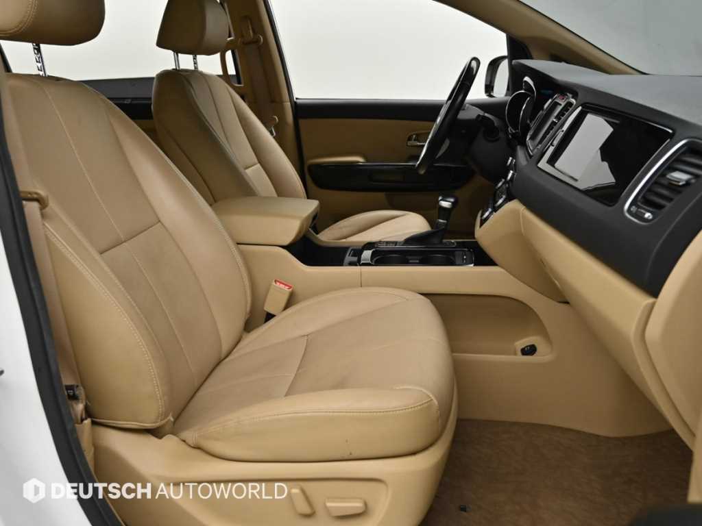 KIA Carnival - Vista 10