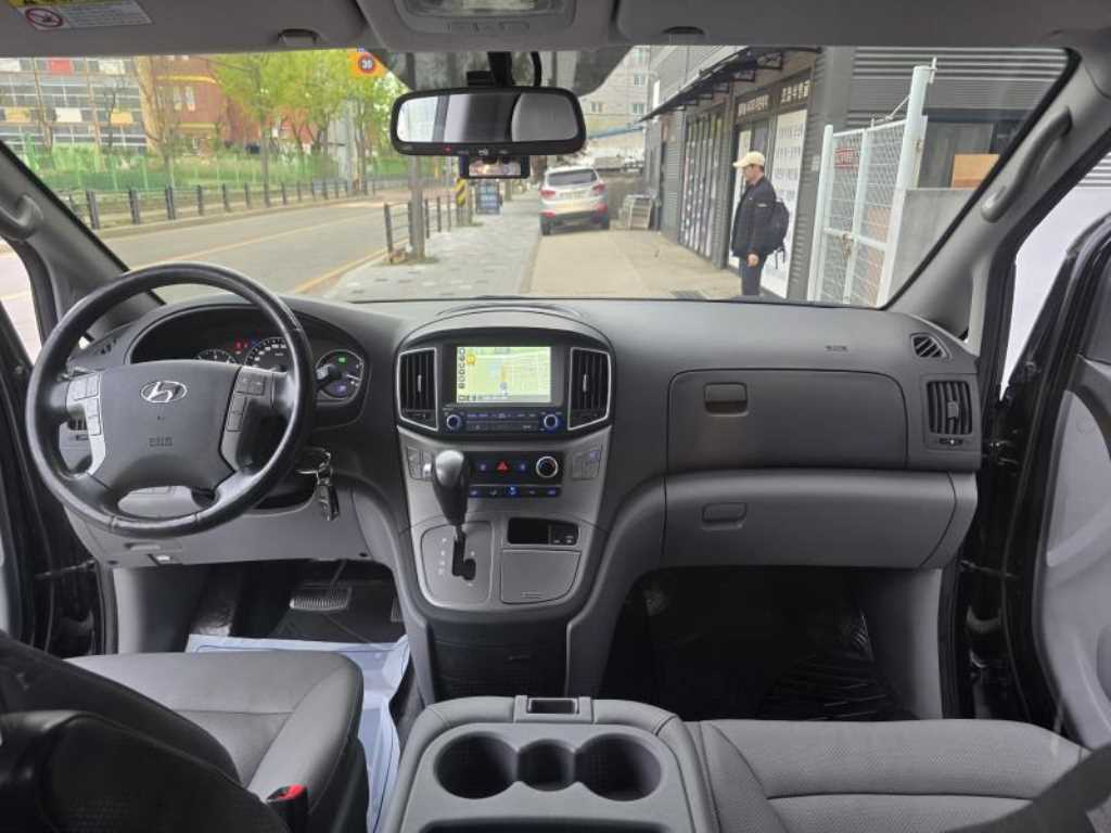 HYUNDAI Starex - Vista 10