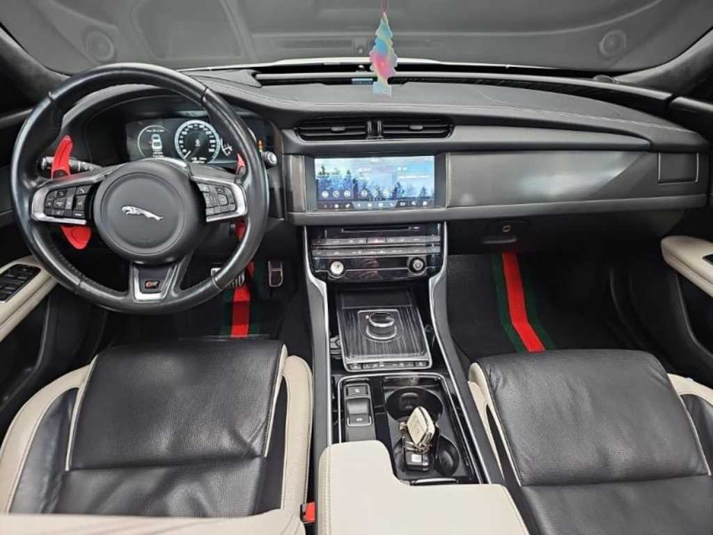 Jaguar XF - Vista 5