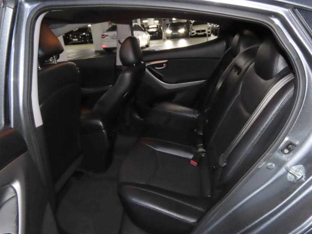 HYUNDAI Avante - Vista 9