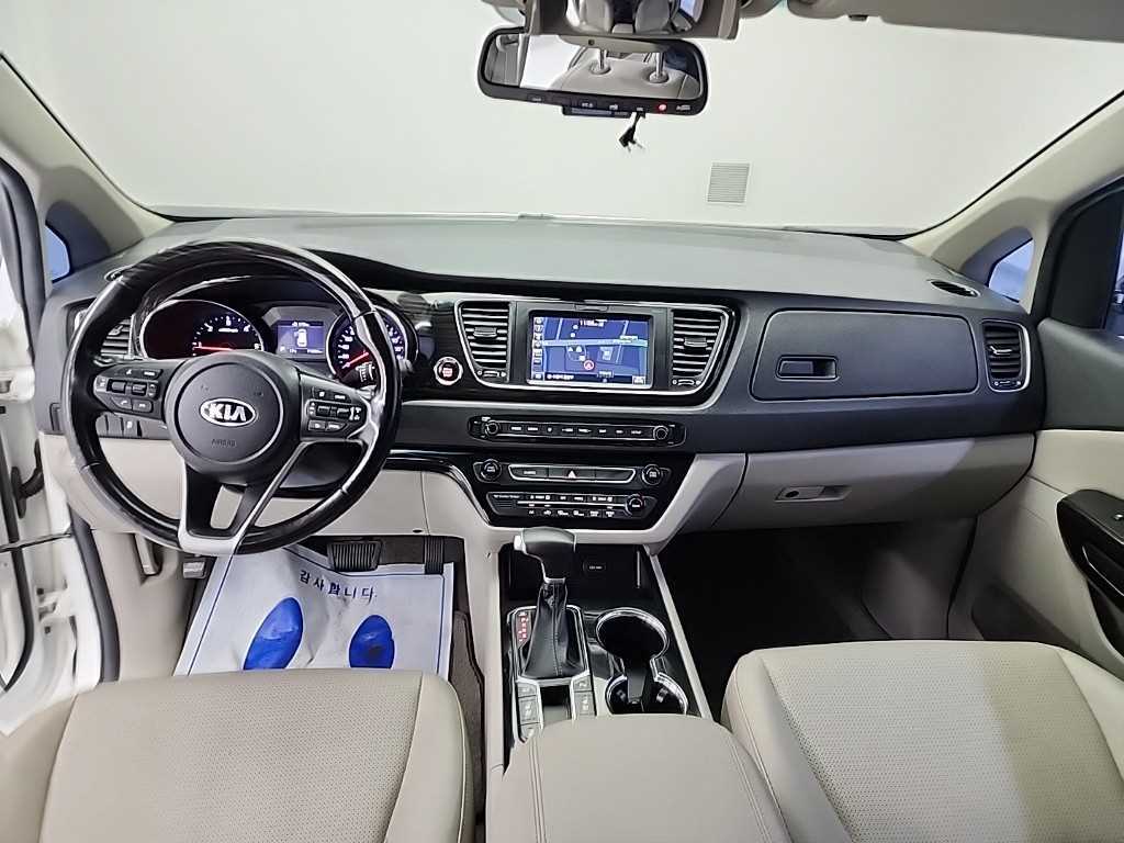 KIA Carnival - Vista 8