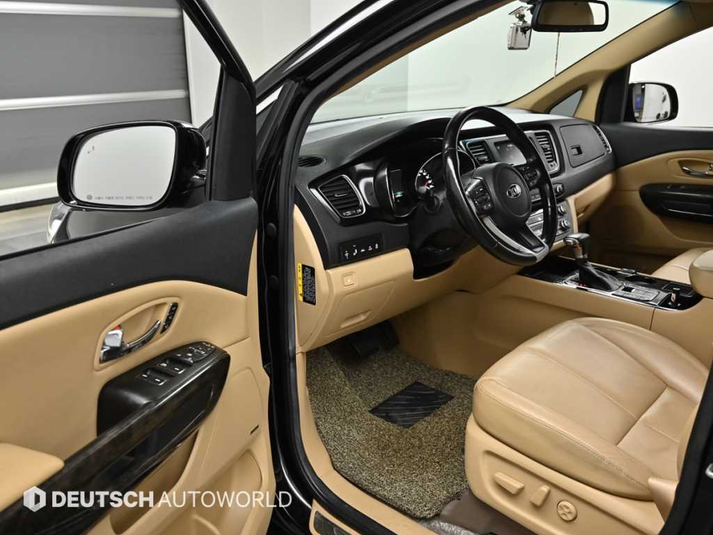 KIA Carnival - Vista 11