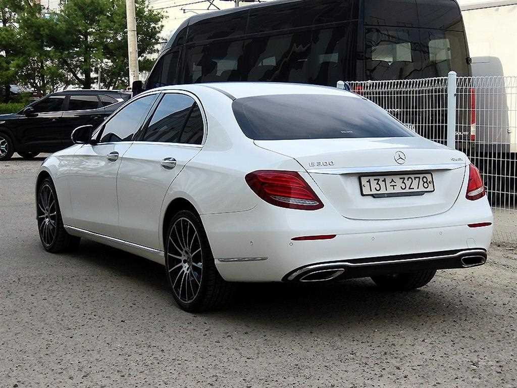 Mercedes Benz E class - Vista 3