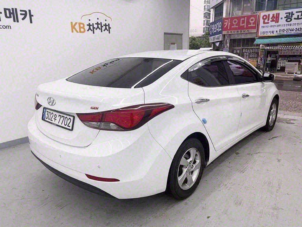 HYUNDAI Avante - Vista 3