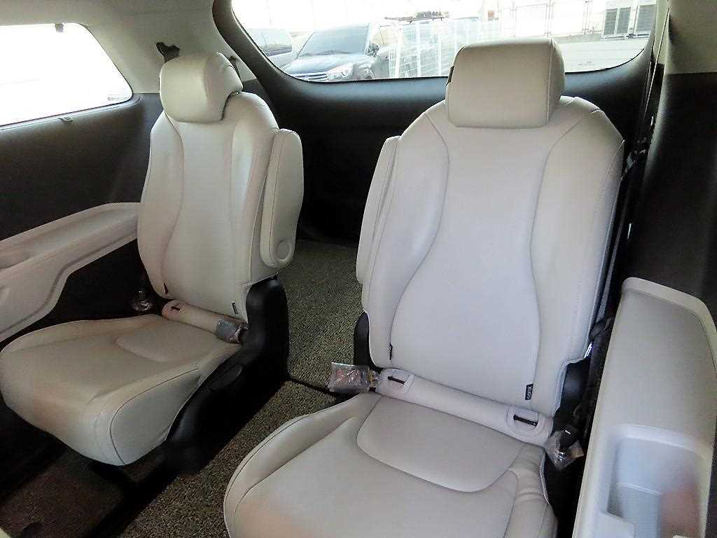 KIA Carnival - Vista 7