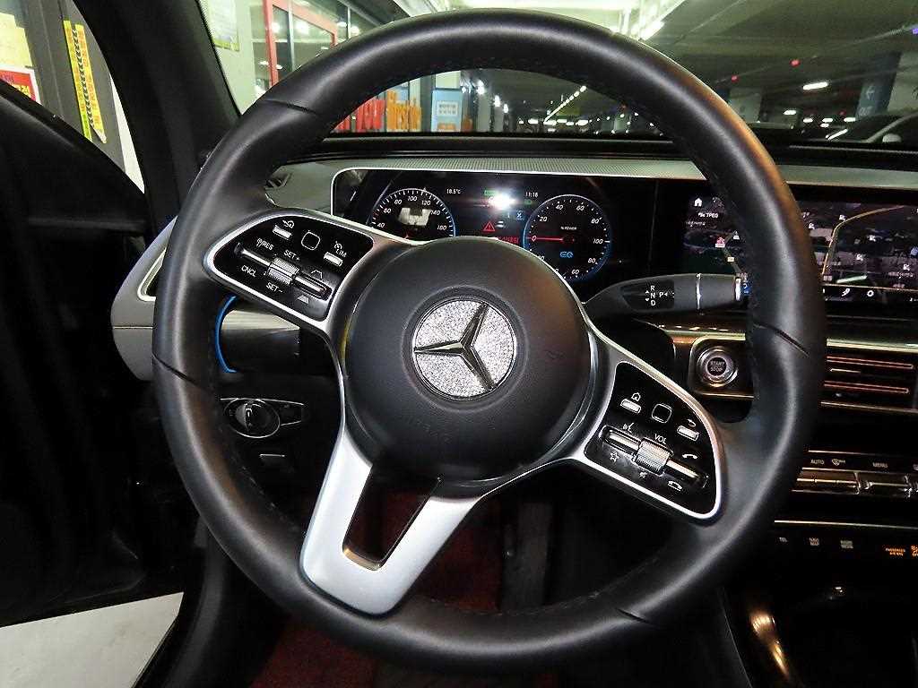 Mercedes Benz EQC - Vista 8