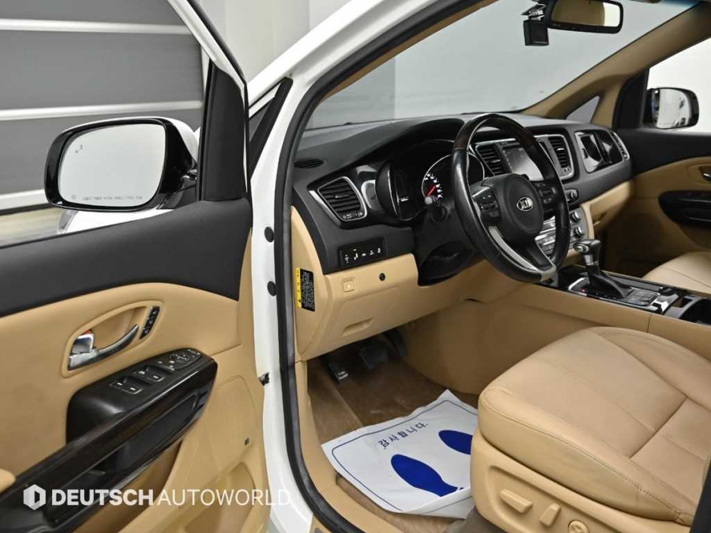 KIA Carnival - Vista 11