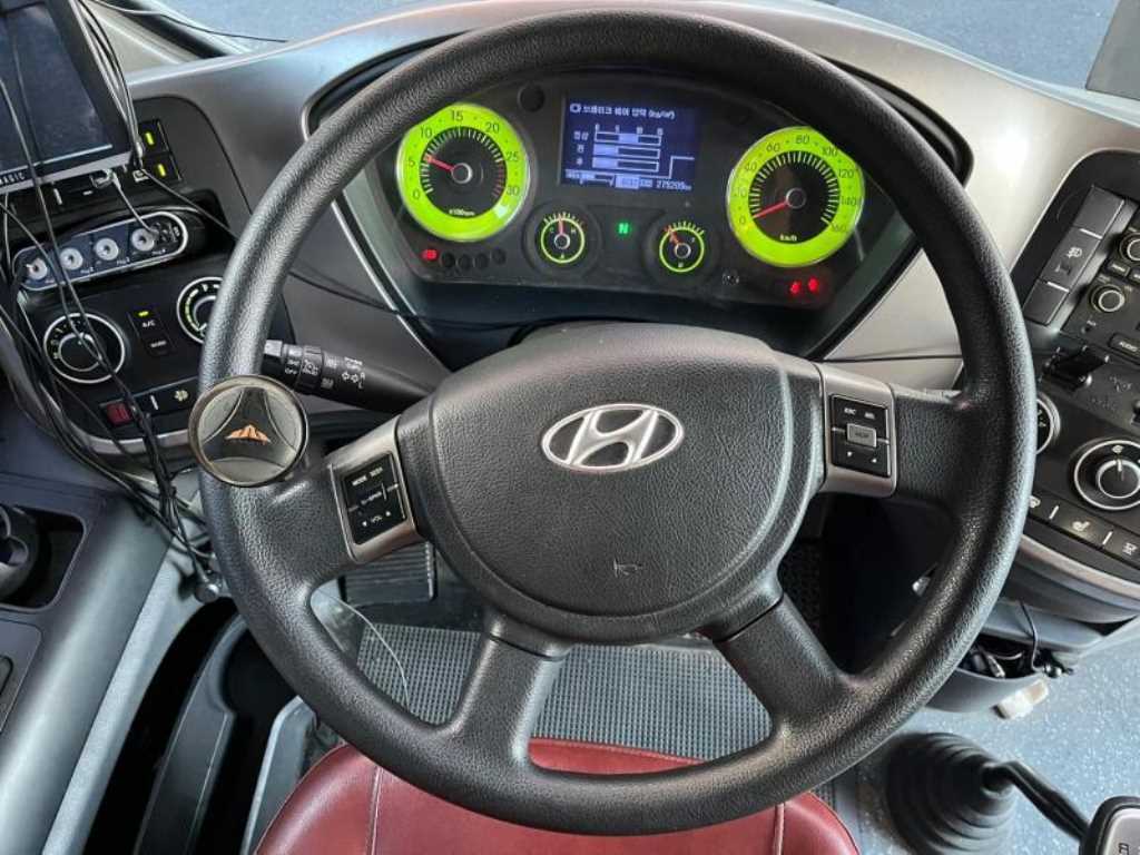 medium and large bus Medium-sized Hyundai Bus - Vista 11