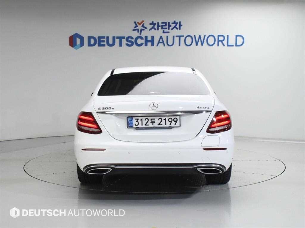 Mercedes Benz E class - Vista 4