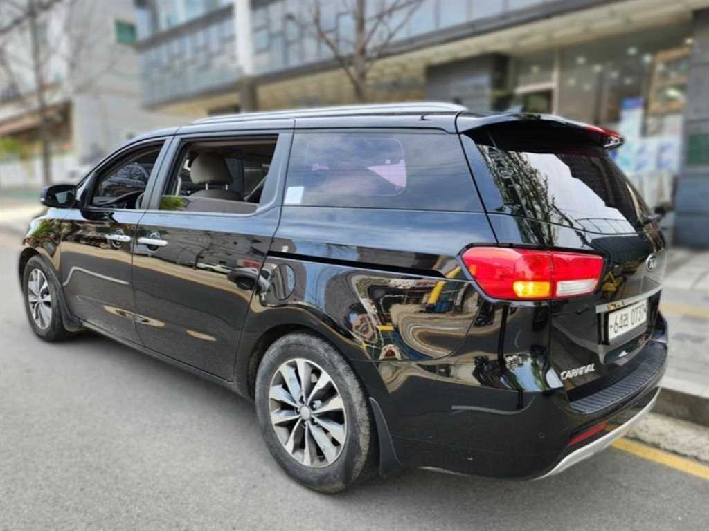 KIA Carnival - Vista 5