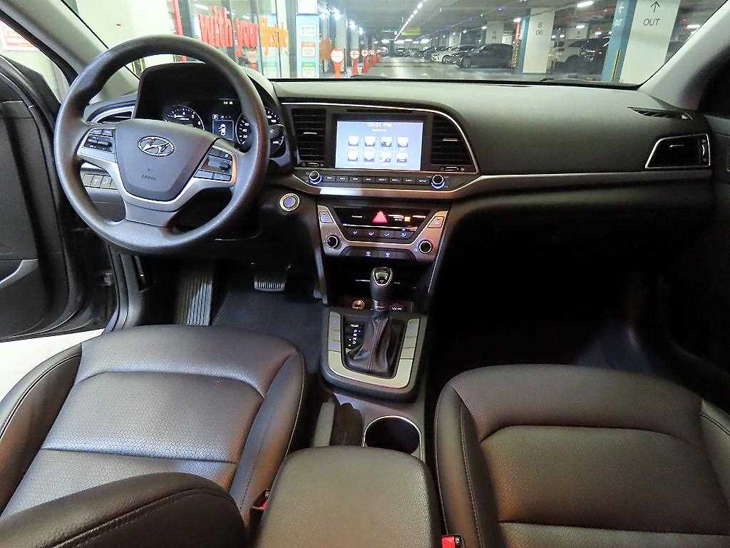 HYUNDAI Avante - Vista 10