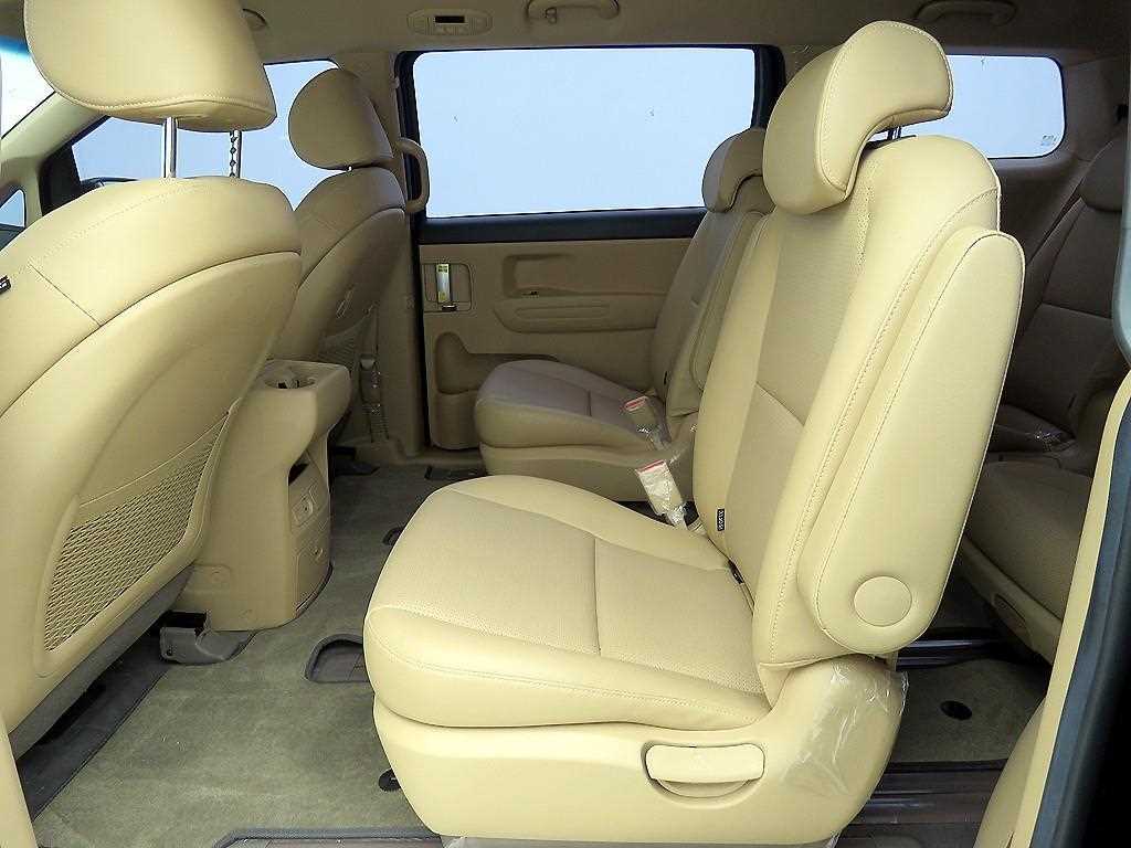 KIA Carnival - Vista 7