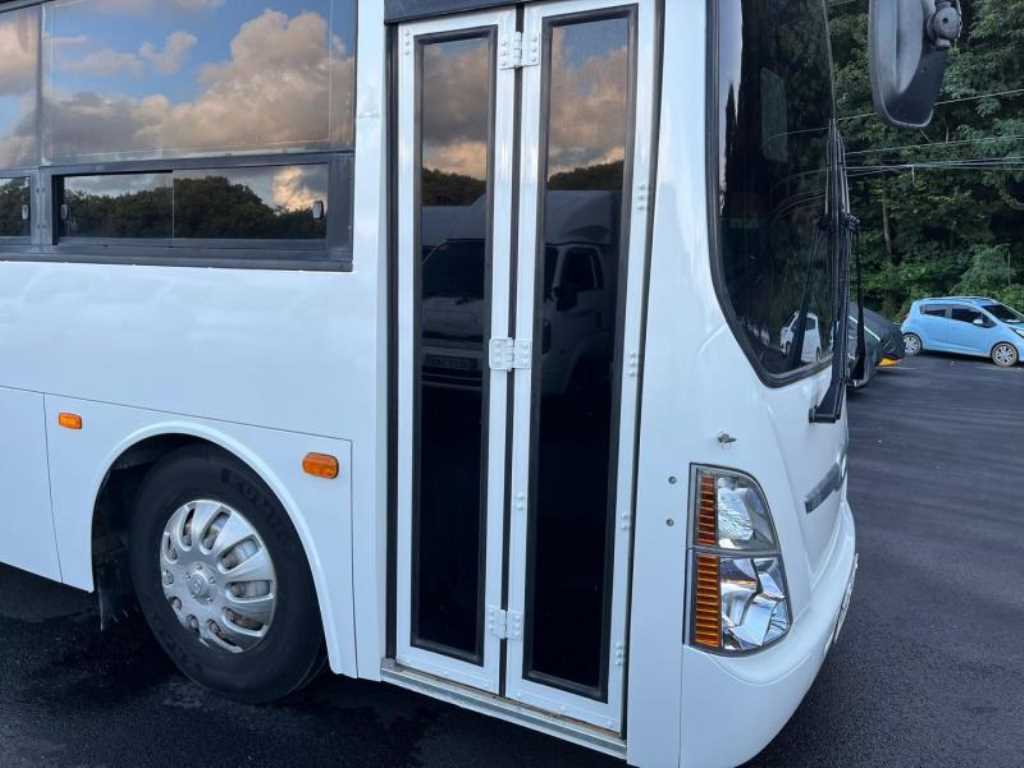 medium and large bus Medium-sized Hyundai Bus - Vista 9
